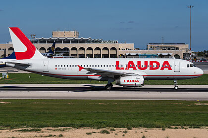 Airbus A320 9H-LOZ operated by Ryanair