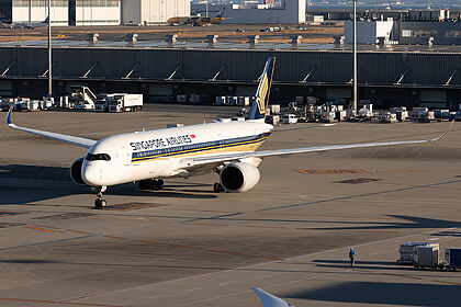 Unknown 9V-SHE operated by Singapore