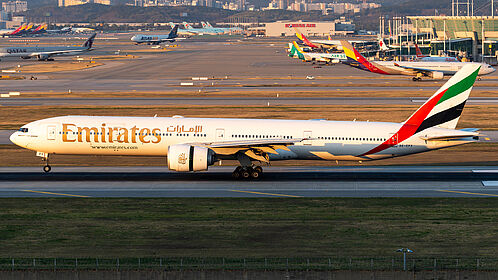 Boeing 777 A6-EPY operated by Emirates