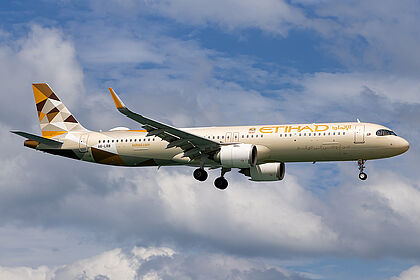 Airbus A320 A6-LRB operated by Etihad