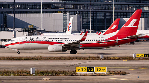 Unknown B-1453 operated by Shanghai