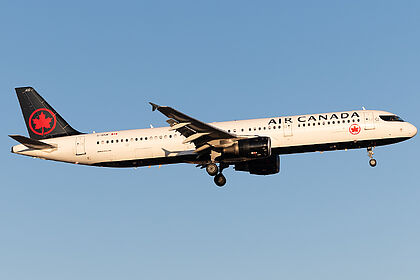 Unknown C-GIUF operated by Air Canada