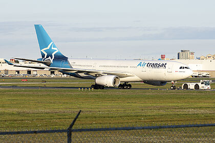 Unknown C-GUBH operated by Air Transat