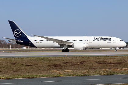 Boeing 787-9 D-ABPP operated by Lufthansa