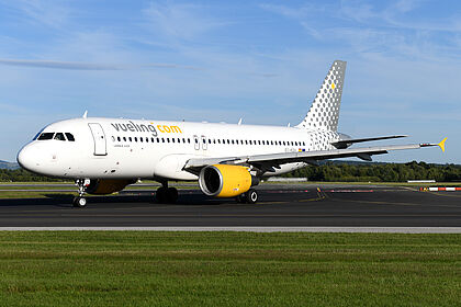 Airbus A320 EC-KDH operated by Vueling