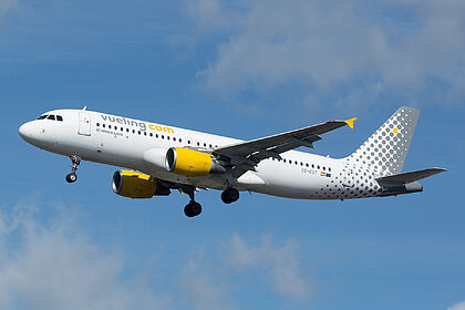 Airbus A320 EC-KDT operated by Vueling