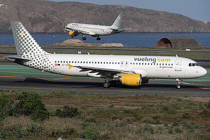 Airbus A320 EC-KLT operated by Vueling
