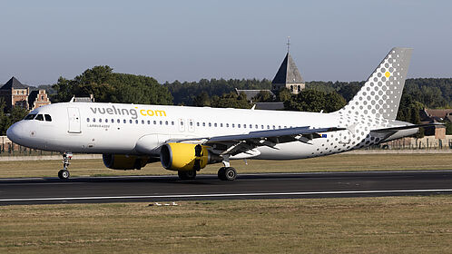 Airbus A320 EC-LOB operated by Vueling