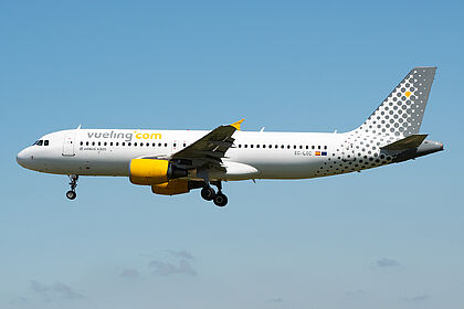 Airbus A320 EC-LOC operated by Vueling