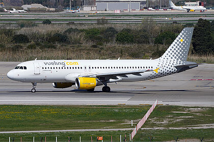 Airbus A320 EC-MBE operated by Vueling