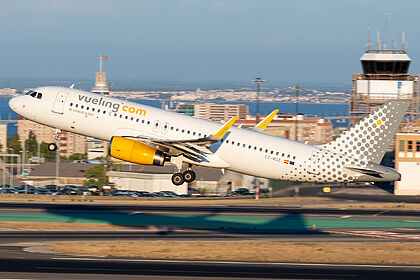 Airbus A320 EC-MDZ operated by Vueling