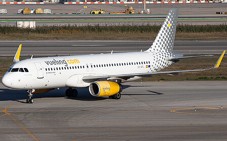 Airbus A320 (sharklets) EC-MFL operated by Vueling