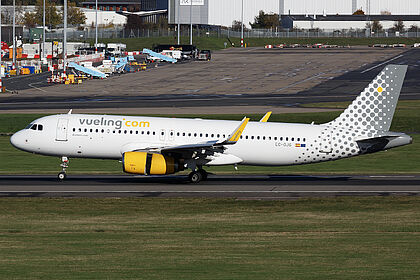 Airbus A320 EC-OJG operated by Vueling
