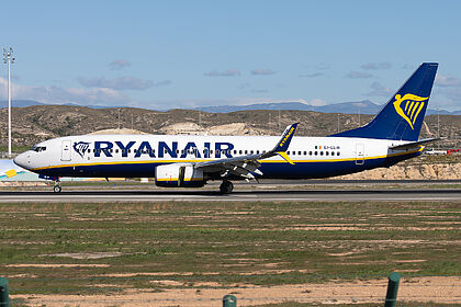 Boeing 737-800 EI-DLW operated by Ryanair