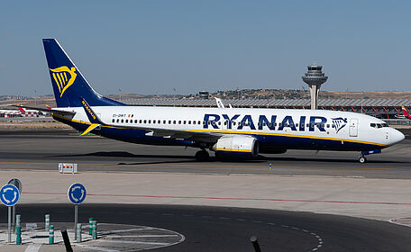 Boeing 737-800 EI-DWT operated by Ryanair