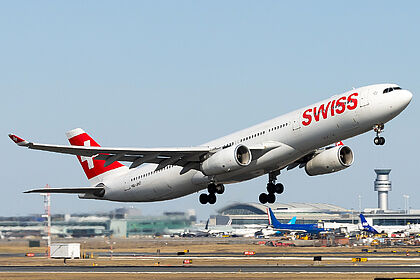 Unknown HB-JHD operated by SWISS