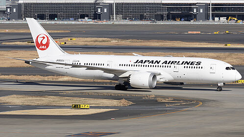 Unknown JA832J operated by JAL