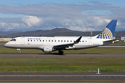 Embraer 175 N121SY operated by United