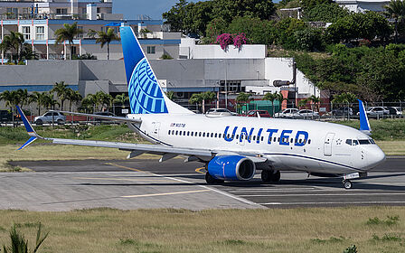 Boeing 737-700 N13718 operated by United