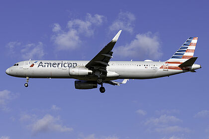 Airbus A321 N137AA operated by American