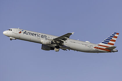 Unknown N163US operated by American