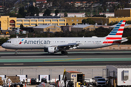 Unknown N174US operated by American