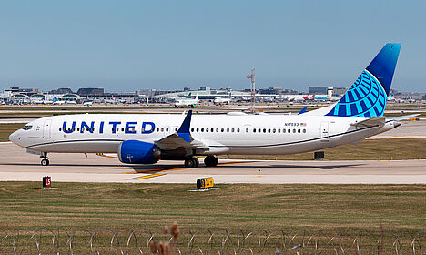 Unknown N17593 operated by United