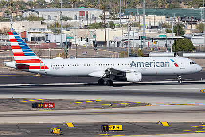 Airbus A321 N185UW operated by American