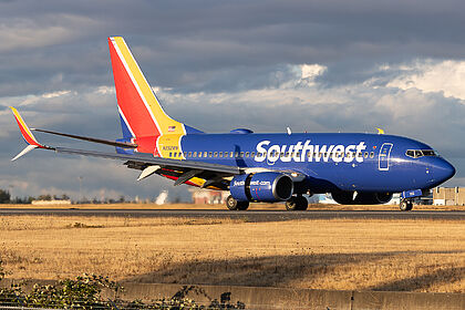 Boeing 737-700 N252WN operated by Southwest