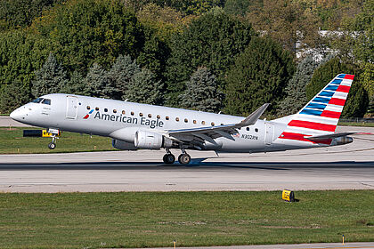 Embraer 175 N302RN operated by Envoy Air