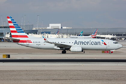 Boeing 737-800 N306NY operated by American