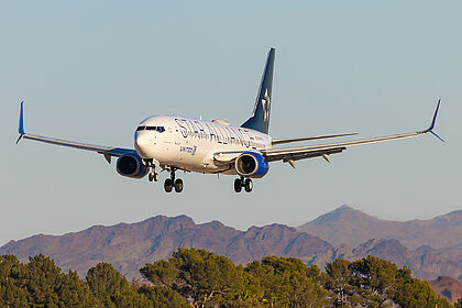 Unknown N33284 operated by United