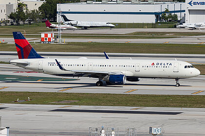 Airbus A321 N338DN operated by Delta Air Lines