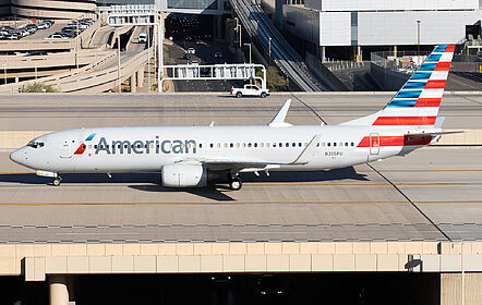 Boeing 737-800 N355PU operated by American