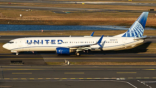 Boeing 737-900 N37413 operated by United