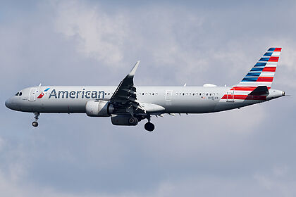 Unknown N403AN operated by American