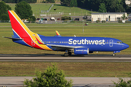 Boeing 737-700 N446WN operated by Southwest