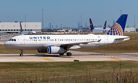 Unknown N477UA operated by United