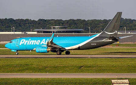 Boeing 737-800 N5237A operated by Sun Country Airlines