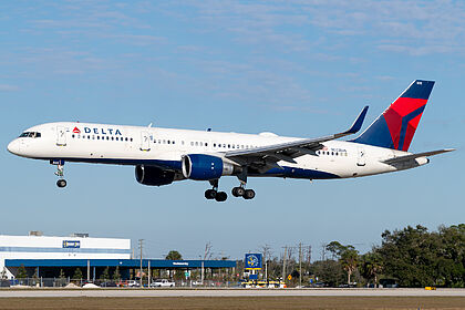 Boeing 757-200 N553NW operated by Delta Air Lines
