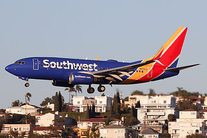 Boeing 737-700 N555LV operated by Southwest