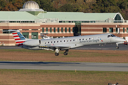 Embraer 145 N695AE operated by American