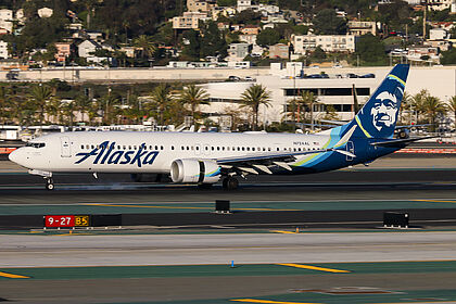 Boeing 737 MAX 9 N724AL operated by Alaska