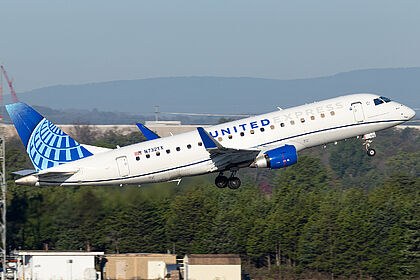Embraer 175 N732YX operated by United