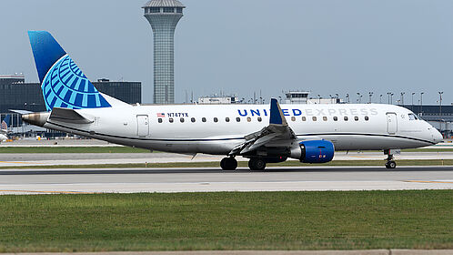 Unknown N747YX operated by United