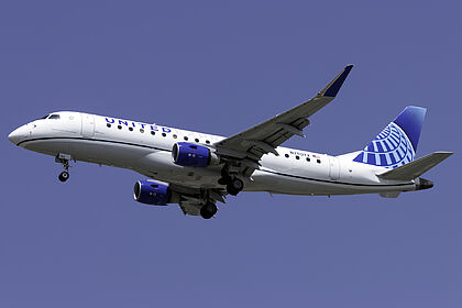 Unknown N750YX operated by United