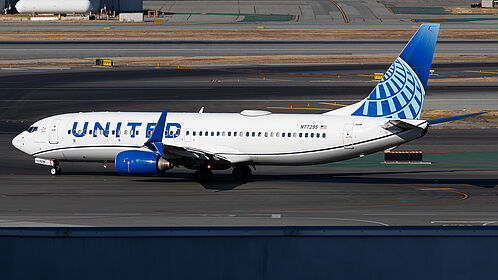 Unknown N77295 operated by United