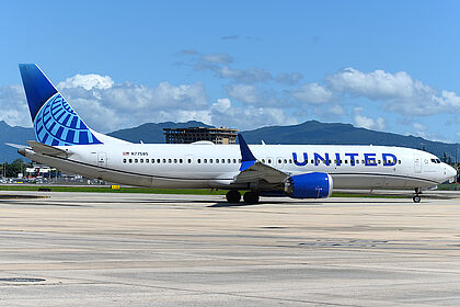 Unknown N77585 operated by United