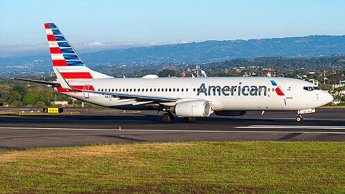 Boeing 737-800 N823NN operated by American