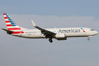Boeing 737-800 N832NN operated by American